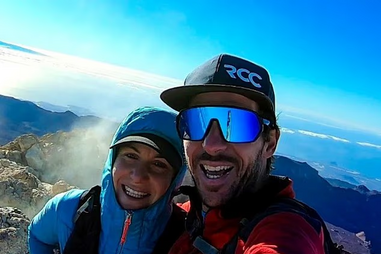 Alpinista deixou namorada exausta, durante a noite, no topo da montanha mais alta da Áustria. Morreu congelada.