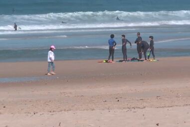 Três surfistas em dificuldades salvos em praia na Costa de Caparica