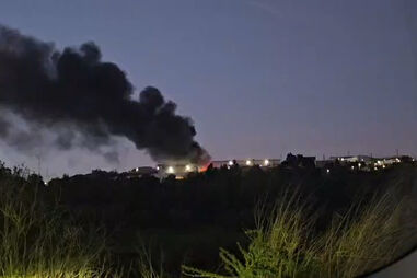 Incêndio deflagra em Armazém Industrial na zona de Fanhões, em Loures