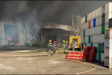 Imagens mostram profissionais durante o combate às chamas num armazém de frutas em Óbidos