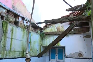 Homem sofre queda de cinco metros após colapso de telhado em Vila Nova da Caparica