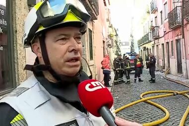 Incêndio em prédio no Bairro Alto leva à retirada de 15 moradores