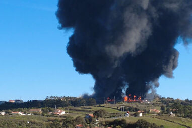 Vídeo mostra nuvem negra provocada por incêndio em armazém de frutas em Óbidos