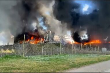 Cinco bombeiros feridos no combate às chamas num armazém de frutas em Óbidos. 10 pessoas obrigadas a sair de casa