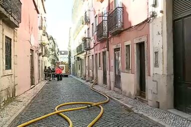 Incêndio em Lisboa consome habitação e partes do telhado de prédio devoluto