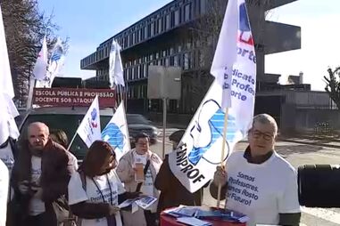 Professores percorrem o país em protesto para reclamar a valorização da carreira