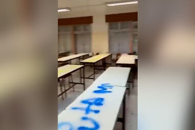 Paredes e mesas pintadas com graffiti: vídeo mostra escola em Almada vandalizada