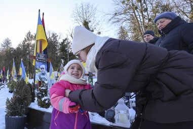 Milana com a mãe, Veronika, junto à campa do pai no cemitério de Lviv