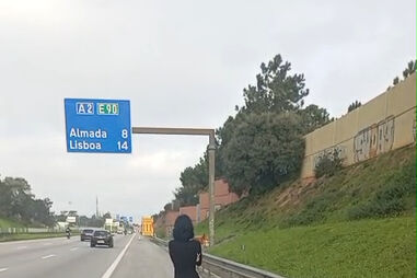 Mulher terá entrado na A2 na zona do Fogueteiro