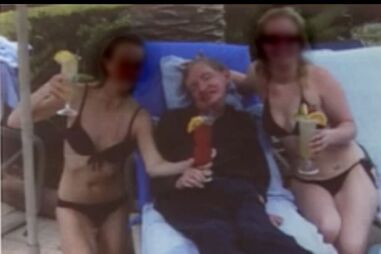 Stephen Hawking surge em nova fotografia dos arquivos de Epstein a sorrir junto a duas mulheres em biquíni