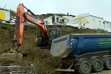Trabalhos de limpeza em curso em Porto Brandão após deslizamento de terras