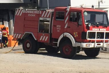 Incêndio em Évora leva à evacuação de supermercado por precaução