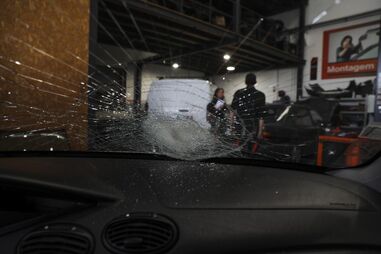 Oficinas de bate-chapas e de vidros sem mãos a medir em Leiria 