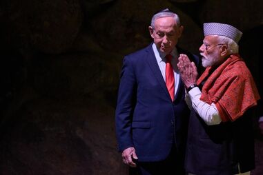 Primeiro-ministro indiano, Narendra Modi (à direita), ao lado do primeiro-ministro israelita, Benjamin Netanyahu, durante a visita ao Museu Memorial do Holocausto Yad Vashem