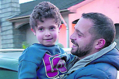 Rodrigo ao colo do pai, João Guerra: família de Amares vive situação dramática