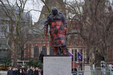 Estátua de Churchill em Londres vandalizada