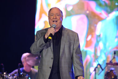 Neil Sedaka, cantor e compositor, morre aos 86 anos