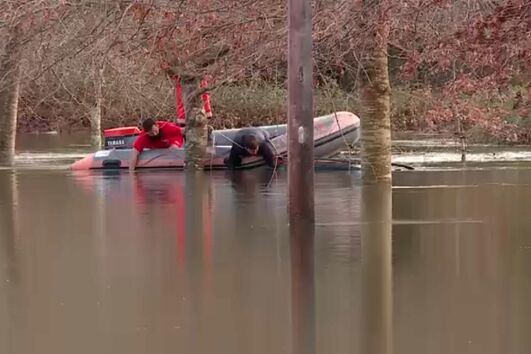 Jipe afunda ao tentar atravessar estrada inundada em Águeda