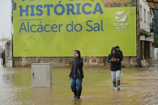 Avenida em Alcácer do Sal novamente inundada pelas águas do rio Sado
