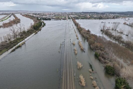 Circulação ferroviária suspensa em troços das linhas do Norte, Douro, Oeste, Beira Baixa e Cascais devido ao mau tempo