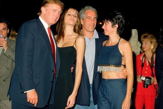 Trump  e a então namorada, Melania, com Epstein e Ghislaine Maxwell, em 2000