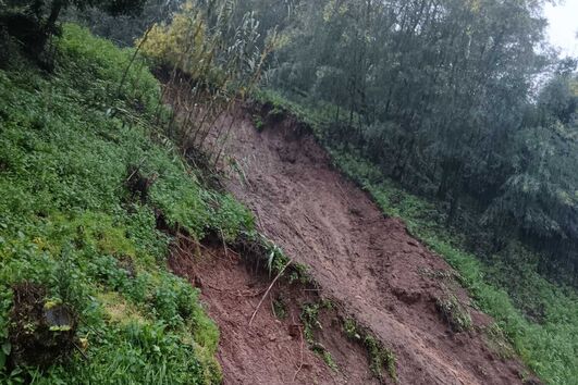 Três desalojados em novo deslizamento de terras em Ponte da Barca