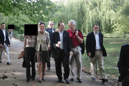 O ator Kevin Spacey e Ghislaine Maxwell com o antigo Presidente numa das fotos divulgadas pelo Departamento de Justiça dos Estados Unidos.