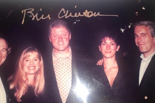 Bill Clinton com Ghislaine Maxwell e Jeffrey Epstein (à direita) e um casal não identificado (à esquerda). A foto inclui, no topo, a assinatura do ex-presidente dos EUA