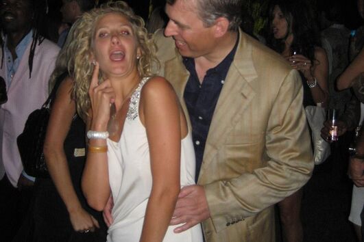 André com uma desconhecida numa festa na Riviera francesa, em 2007