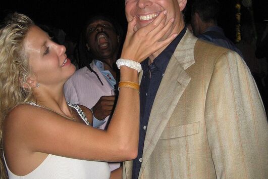 André Mountbatten-Windsor numa festa com uma mulher