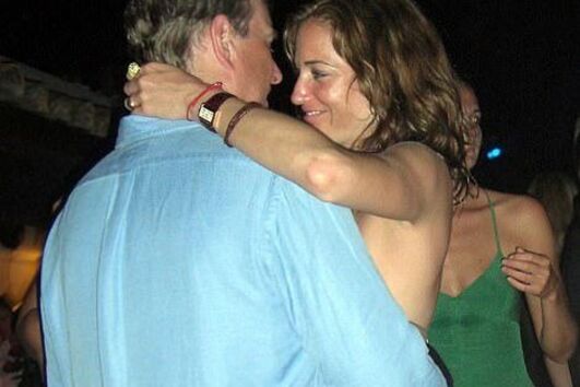 O antigo duque de York com uma desconhecida numa festa na Rivieira francesa em 2007, quando já estava separado de Sarah Ferguson
