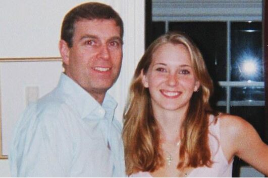 André com Virginia Giuffre, que o acusou de a ter violado quando tinha apenas 17 anos