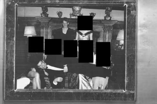 Ex-príncipe deitado ao colo de um grupo de mulheres numa foto que conta com a presença de Ghislaine Maxwell, cúmplice de Jeffrey Epstein