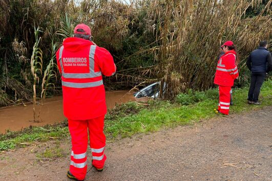 Viatura arrastada por ribeira em Carrasqueira, Vidais, Caldas da Rainha