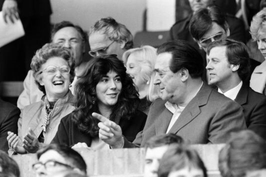 Ghislaine Maxwell com o pai, o magnata dos media Robert Maxwell, a assistirem a um jogo de futebol entre Oxford e Brighton em 1984