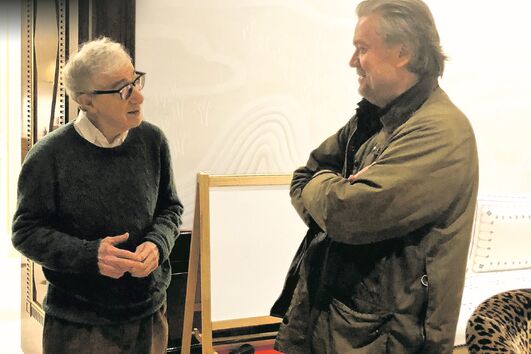 Woody Allen e Steve Bannon, antigo aliado de Trump, em casa de Epstein 