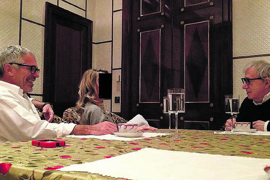 Woody Allen e Jeffrey Epstein à conversa na companhia de uma mulher cuja identidade foi omitida. O cineasta era vizinho do predador sexual numa das zonas mais privilegiadas de Manhattan 