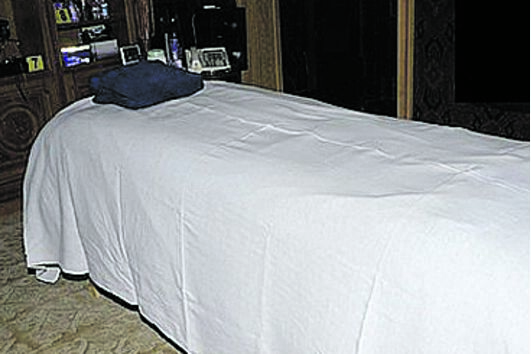 Uma mesa de massagens na mansão de Epstein em Manhattan, Nova Iorque.