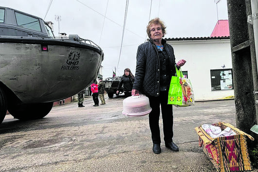 Natália leva comida a voluntários, militares e bombeiros que estão a apoiar  as populações  
