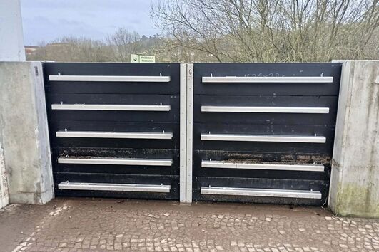 Peças furtadas de sistema que permite drenar água e evitar cheias