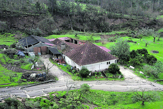 Estrada colapsa e arrasta casa mais de 13 metros em Pombal. Moradia está em risco de ruir