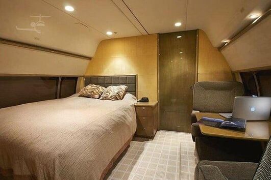 Um dos quartos a bordo do avião de Epstein