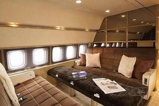 Com capacidade para 29 passageiros, o avião tinha poltronas e sofás forrados a veludo, armários espelhados, uma cozinha completa e uma área de jantar separada