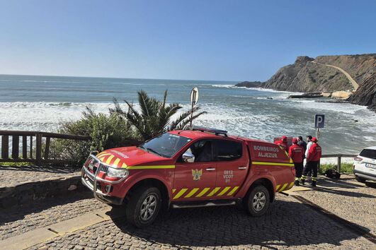 Banhista desaparecido no mar em Aljezur