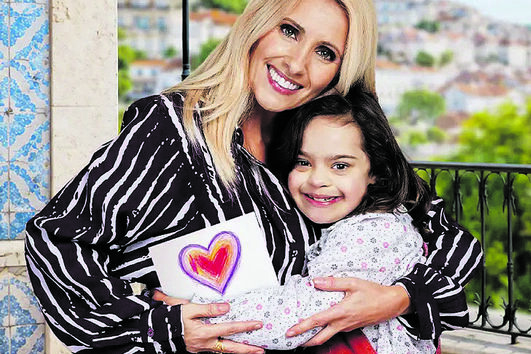 Sofia  Alves com Margarida Moreira, jovem atriz portadora de trissomia 21 que com ela contracena na novela ‘Páginas da Vida’
