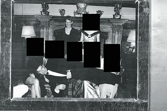 Várias fotografias libertadas pela Justiça dos EUA e que estavam na posse de Jeffrey Epstein mostram o ex-príncipe André com muitas mulheres 