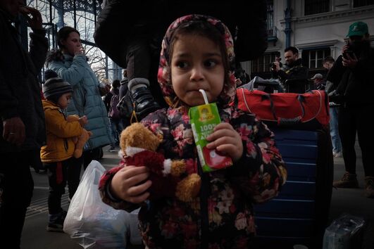 Mulheres e crianças fogem da guerra