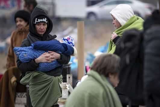 Refugiadas na fronteira em Medyka, Polónia