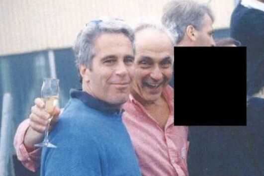 Epstein surge com amigos numa imagem que reacende debate sobre ligações perigosas no mundo da moda