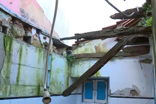 Homem sofre queda de cinco metros após colapso de telhado em Vila Nova da Caparica